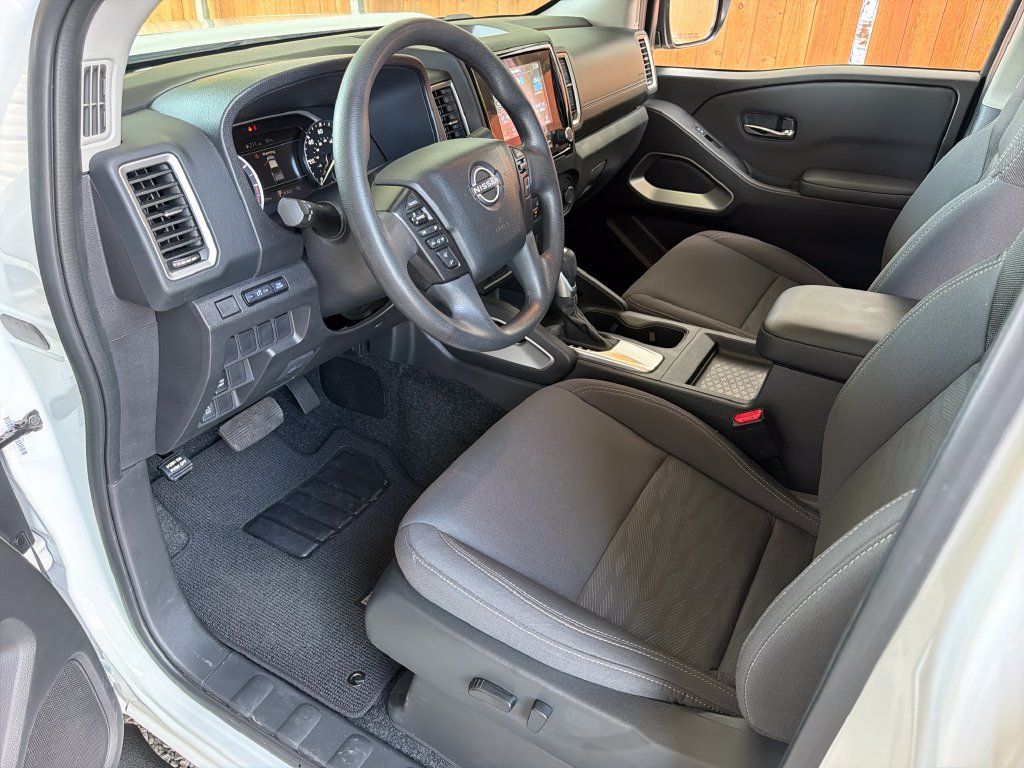 Used 2024 Nissan Frontier SV RWD image 2