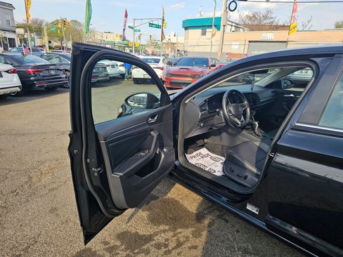 Used 2022 Volkswagen Jetta SE FWD image 9