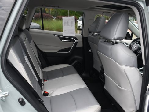 Used 2019 Toyota RAV4 XLE Premium FWD image 18