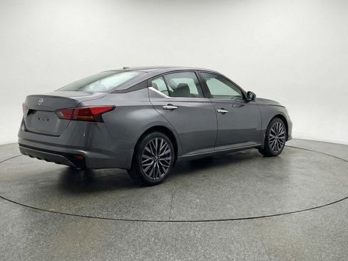 Used 2025 Nissan Altima 2.5 SV FWD image 9