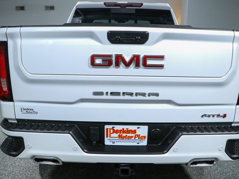 Used 2024 GMC Sierra 1500 AT4 w/ Technology Package AWD/4WD image 9
