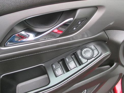 Used 2023 Chevrolet Traverse LT image 13