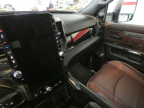 Used 2025 RAM 2500 Limited AWD/4WD image 12