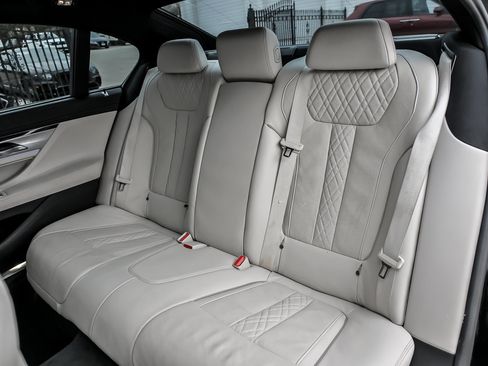 Used 2022 BMW 750i xDrive w/ Executive Package AWD/4WD image 32