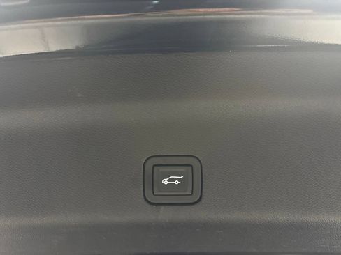 Used 2023 GMC Yukon Denali Ultimate AWD/4WD image 7