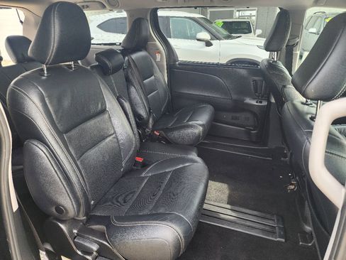 Used 2018 Toyota Sienna SE FWD image 10