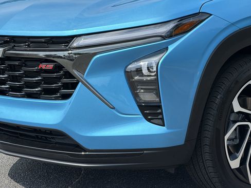 Used 2025 Chevrolet Trax RS w/ Sunroof Package FWD image 8