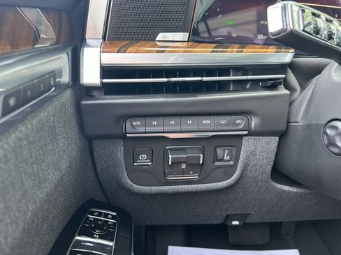 Certified 2026 Cadillac Escalade ESV Platinum Sport w/ LPO, Floor Liner Package AWD/4WD image 21