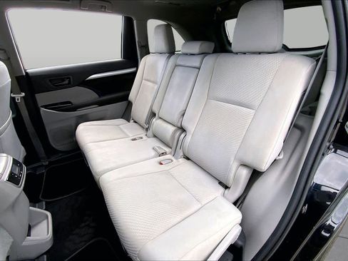 Used 2019 Toyota Highlander LE FWD image 20