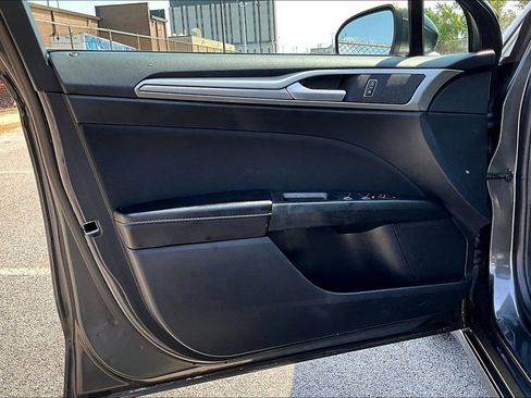 Used 2020 Ford Fusion SE FWD image 21