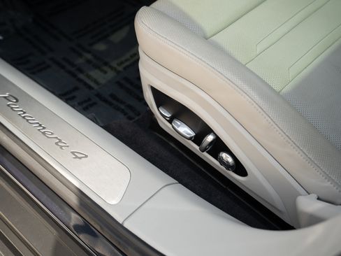 Used 2020 Porsche Panamera 4 image 23