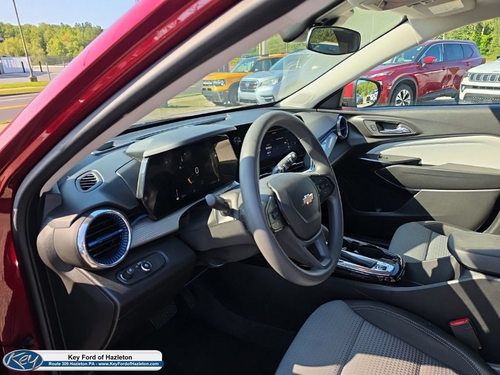 Used 2025 Chevrolet Trax LT FWD image 34