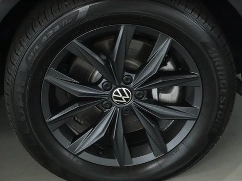 Certified 2024 Volkswagen Tiguan SE AWD/4WD image 10