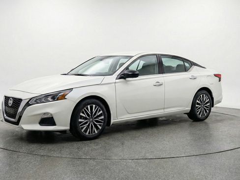 Used 2025 Nissan Altima 2.5 SV FWD image 3