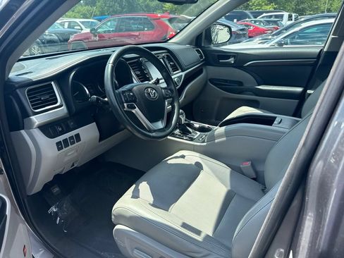 Used 2015 Toyota Highlander Limited AWD/4WD image 3