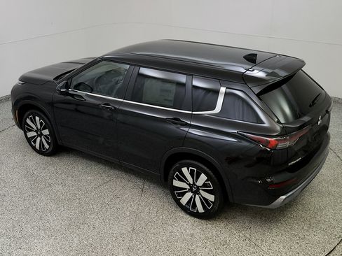 Used 2025 Mitsubishi Outlander SE AWD/4WD image 3