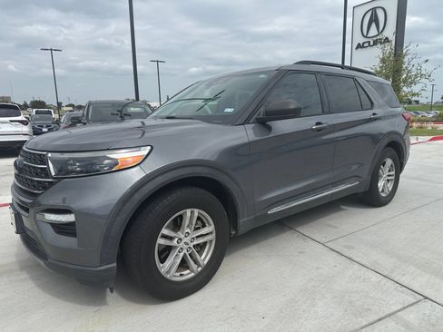 Used 2021 Ford Explorer XLT w/ Equipment Group 202A RWD image 2