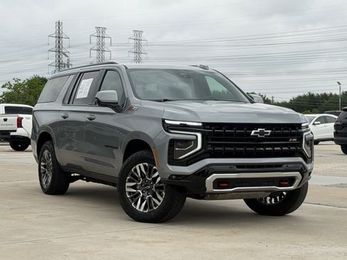 Used 2025 Chevrolet Suburban Z71 AWD/4WD image 2