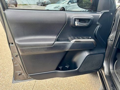 Used 2019 Toyota Tacoma TRD Sport w/ Technology Package AWD/4WD image 9