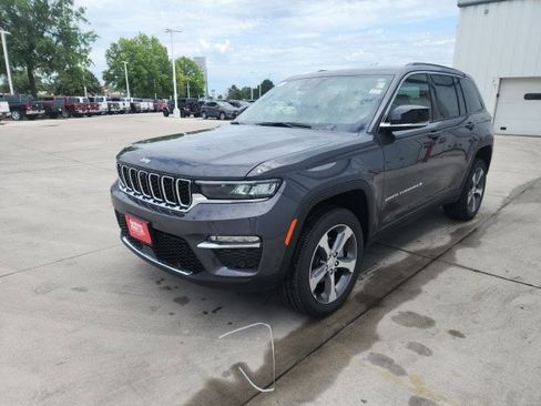 New 2025 Jeep Grand Cherokee Limited w/ Luxury Tech Group II image 3