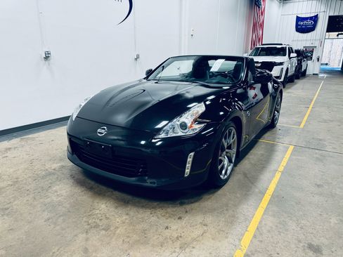 Used 2014 Nissan 370Z Touring w/ Sport Package image 3