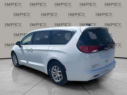 Used 2023 Chrysler Voyager LX image 3