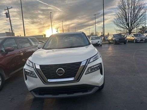 Used 2021 Nissan Rogue SV image 2