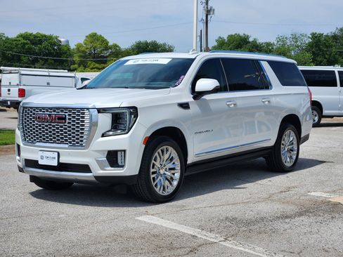 Used 2023 GMC Yukon XL Denali AWD/4WD image 2