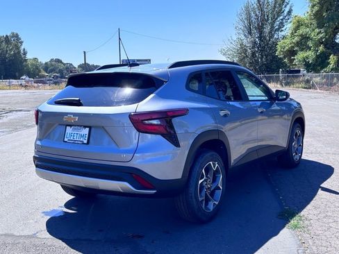 New 2025 Chevrolet Trax LT image 12