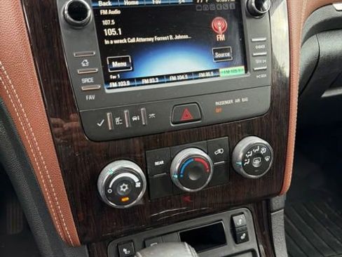 Used 2017 Chevrolet Traverse LT w/ Style and Technology Package FWD image 12