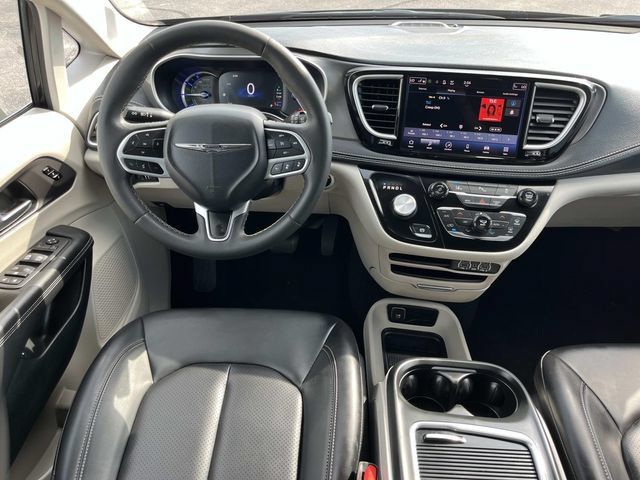 Used 2023 Chrysler Pacifica Touring-L FWD image 15