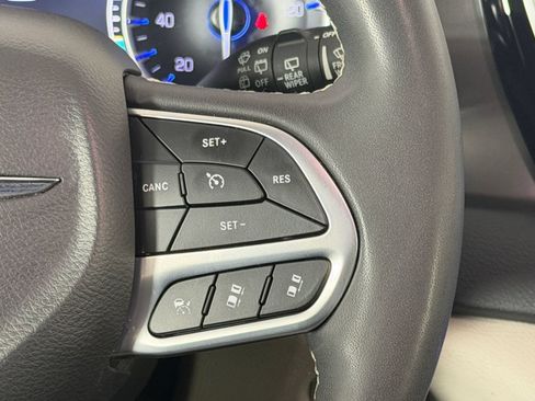 Used 2024 Chrysler Pacifica Touring-L FWD image 16
