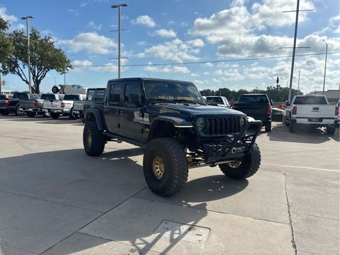 Used 2025 Jeep Gladiator Sport AWD/4WD image 2