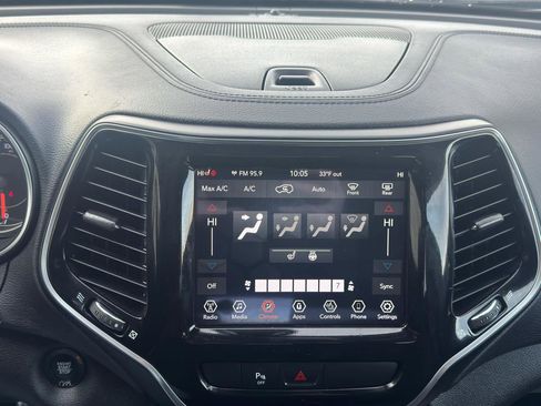 Used 2019 Jeep Cherokee Limited image 25