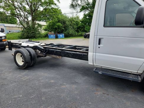 Used 2017 Ford E-450 and Econoline 450 Super Duty w/ Power Windows & Locks Group image 2