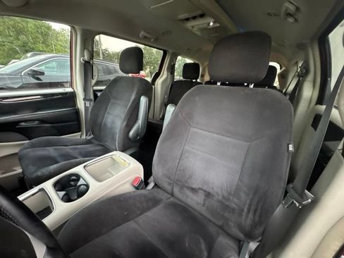 Used 2014 Chrysler Town & Country Touring FWD image 8