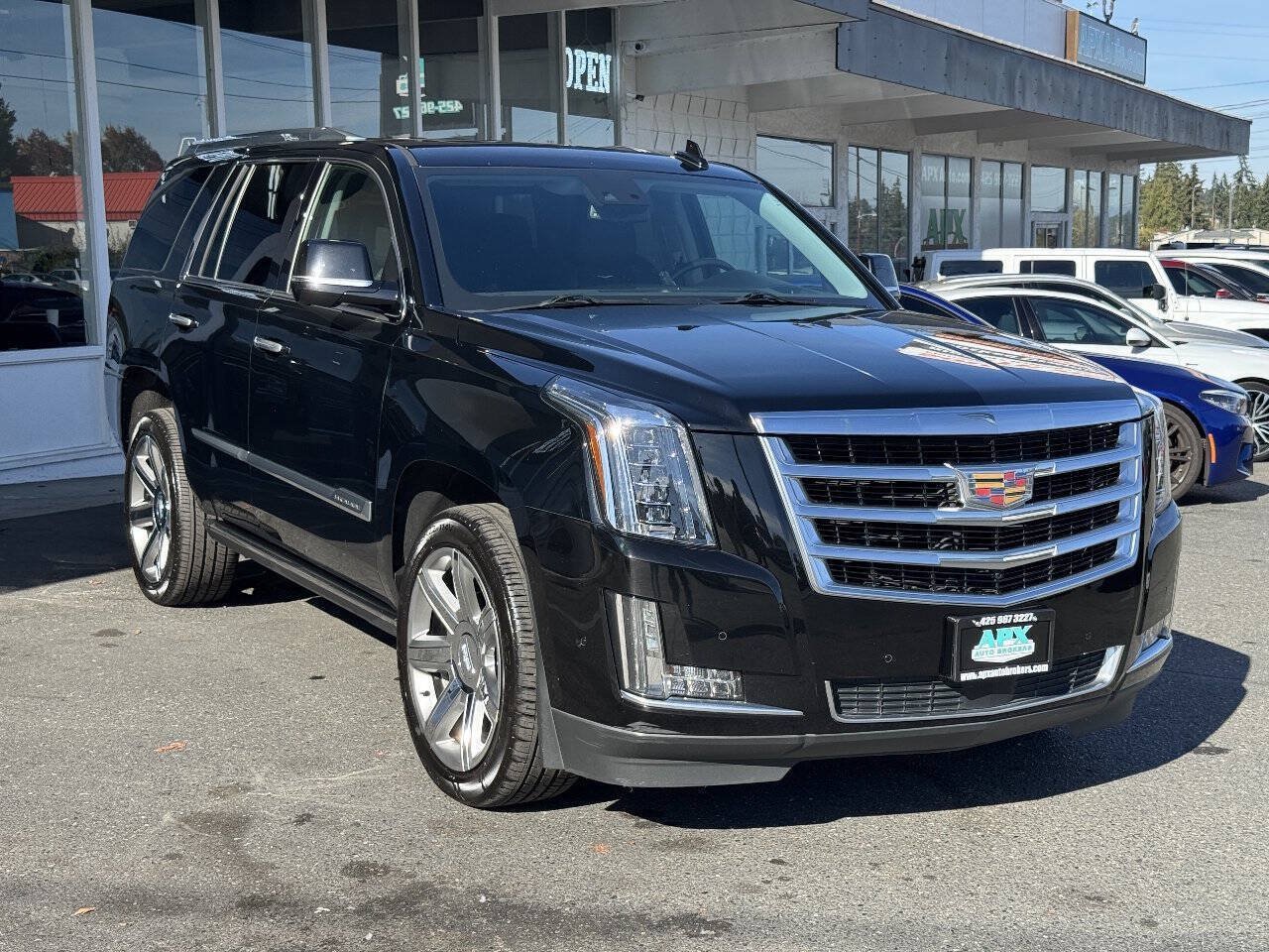 Used 2020 Cadillac Escalade Premium Luxury AWD/4WD image 10