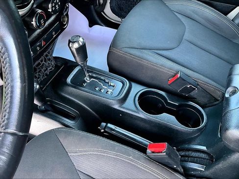 Used 2018 Jeep Wrangler Unlimited Rubicon w/ Connectivity Group AWD/4WD image 17