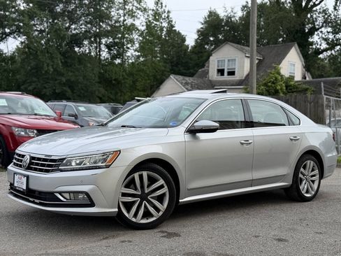 Used 2017 Volkswagen Passat 1.8T SE FWD image 2