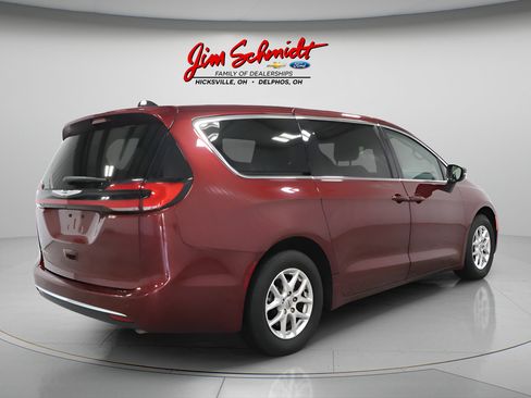 Used 2023 Chrysler Pacifica Touring-L FWD image 6