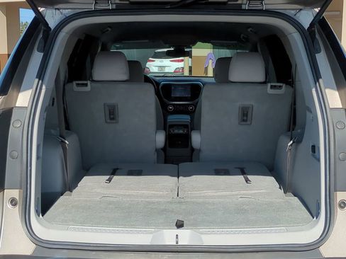 Used 2022 GMC Acadia SLE image 12