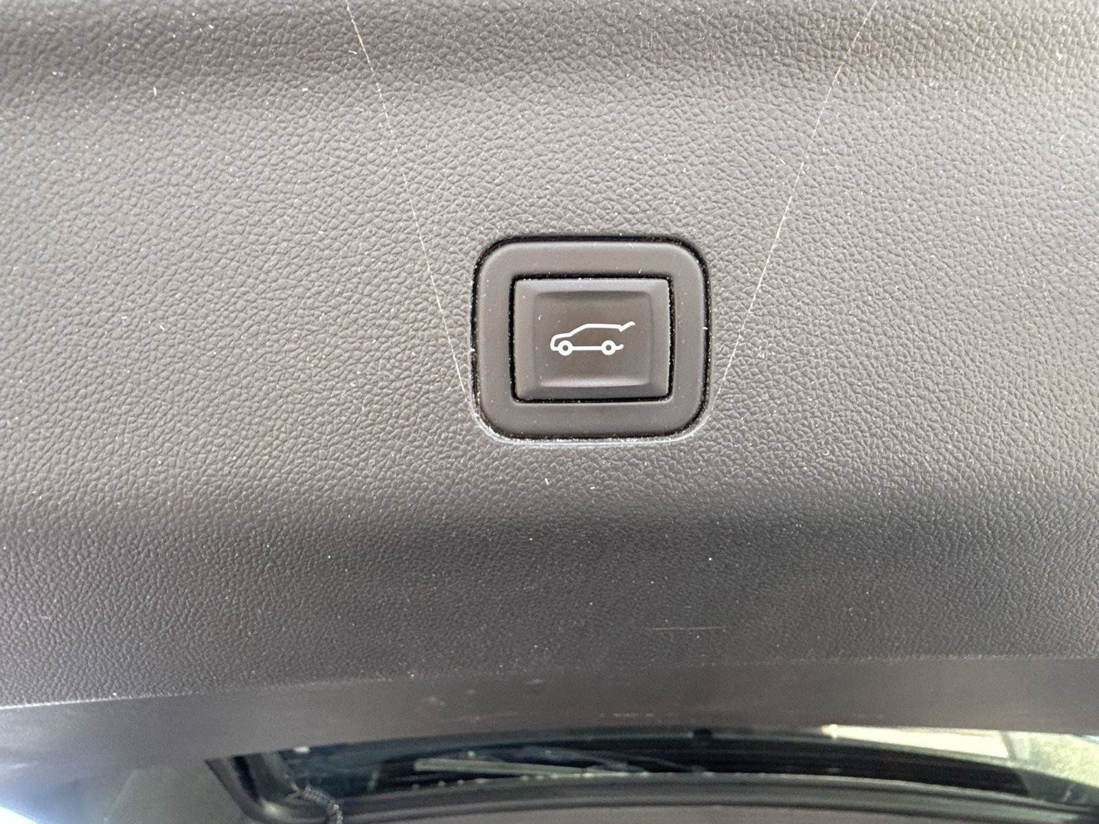 Used 2024 Chevrolet Tahoe Premier AWD/4WD image 12