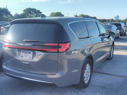 Used 2025 Chrysler Pacifica Select FWD image 13