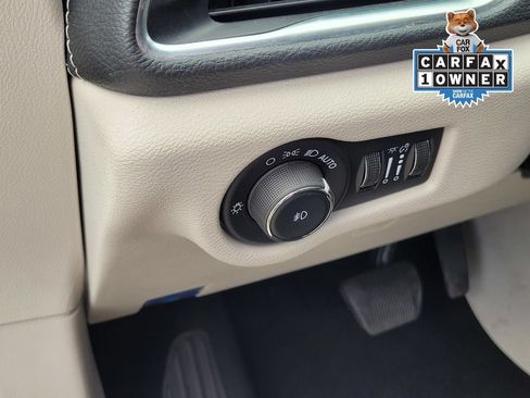 Used 2023 Chrysler Pacifica Limited FWD image 17