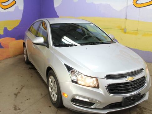 Used 2015 Chevrolet Cruze LT FWD image 2