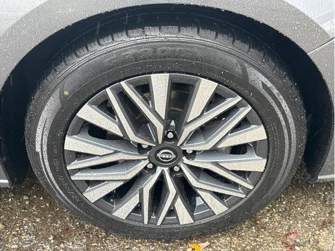 Used 2024 Nissan Altima 2.5 SV image 9