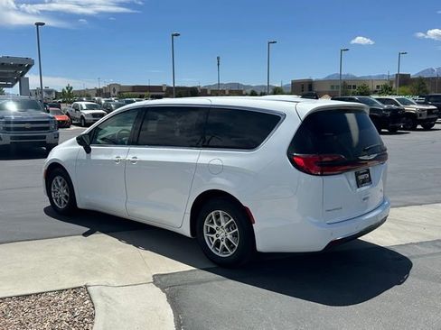 Used 2024 Chrysler Pacifica Touring-L FWD image 21