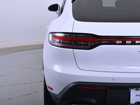 Certified 2025 Porsche Macan image 13