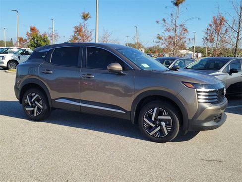 Used 2025 Nissan Kicks SV w/ Illumination Package image 2