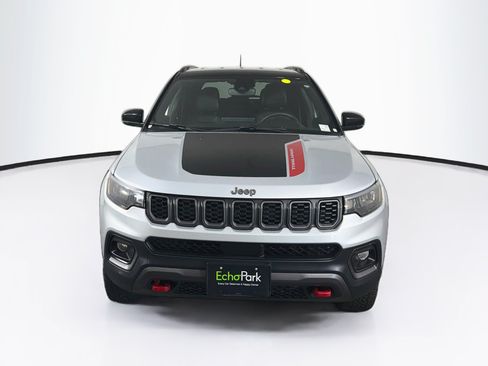 Used 2025 Jeep Compass Trailhawk AWD/4WD image 2
